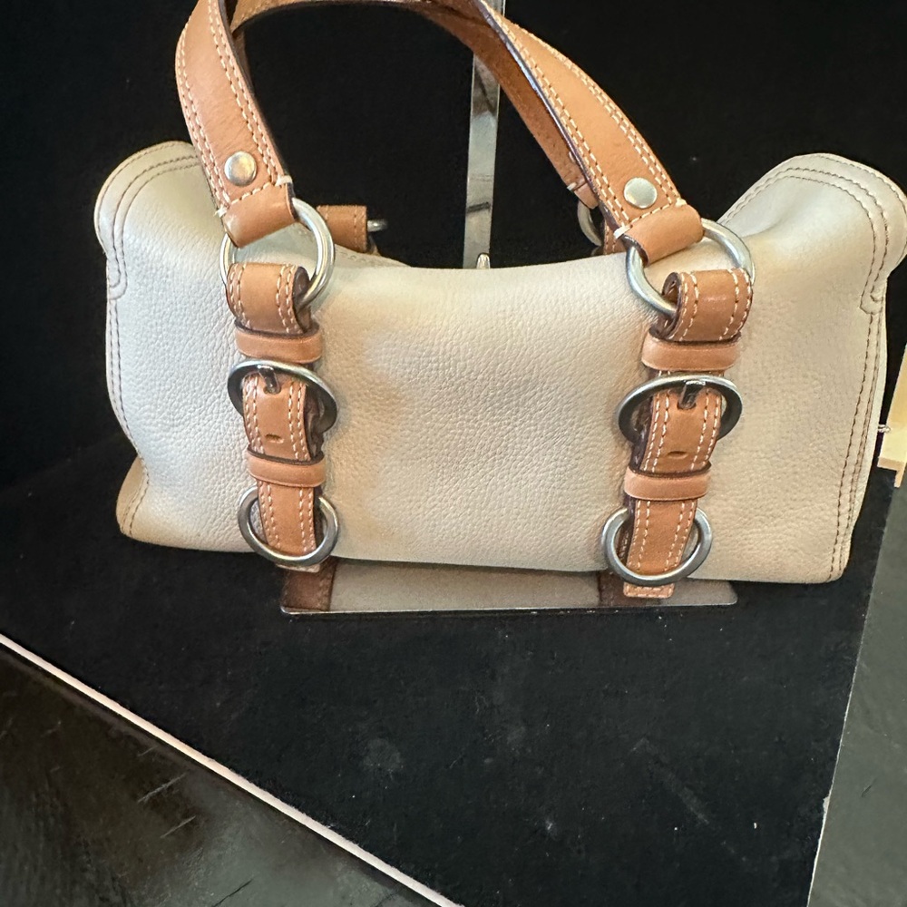 2010 Chelsea Coach Cream Pebbled Leather Shoulder Bag with Tan Straps - Picture 13 of 16